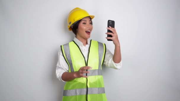 Een Lachende Aziatische Vrouw Weeën Dragen Veiligheidshelm Vest Terwijl Het — Stockvideo