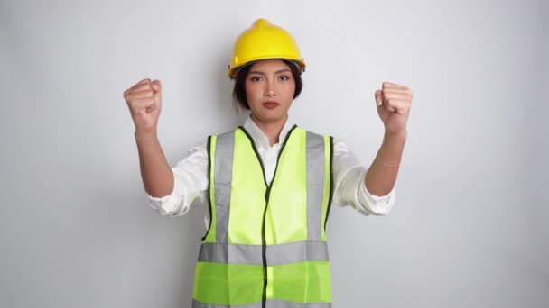 Genç Kadın Miğfer Yelek Giyip Hoparlör Kullanıyor Elleri Beyaz Arka — Stok video