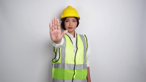 Σοβαρή Ασιατική Εργασία Γυναίκα Φορώντας Κράνος Ασφαλείας Και Γιλέκο Χειρονομία — Αρχείο Βίντεο