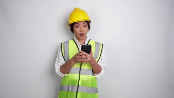 Egy Mosolygó Ázsiai Aki Sisakot Mellényt Visel Miközben Telefonál Fehér — Stock videók