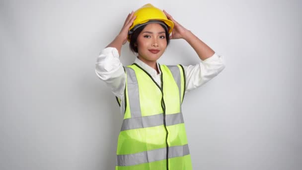 Lächelnde Asiatische Arbeiterin Einer Industriefabrik Setzt Ihren Helm Auf Trägt — Stockvideo