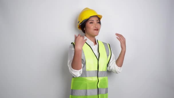 Giovane Donna Lavora Altoparlante Indossando Casco Sicurezza Giubbotto Gestuale Orazione — Video Stock