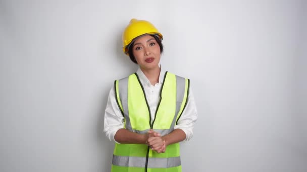 Genç Kadın Miğfer Yelek Giyip Hoparlör Kullanıyor Elleri Beyaz Arka — Stok video