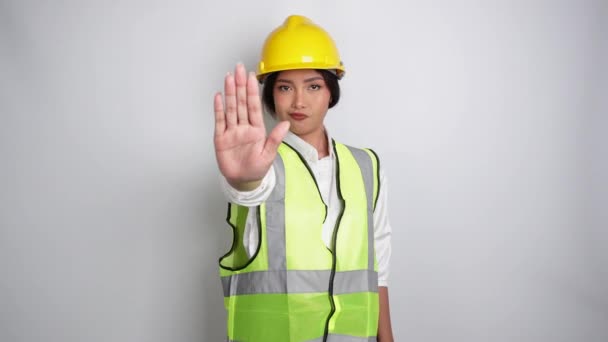 Vážná Asijské Žena Práce Nosit Bezpečnostní Přilbu Vestu Gestem Ruky — Stock video