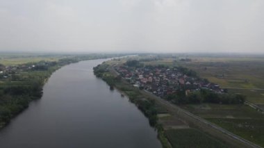Sabahları Bengawan Solo nehrinin havadan görünüşü, Endonezya 'nın merkezi Java nehri.