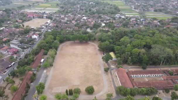 一个草地退化的足球场的俯瞰 — 图库视频影像
