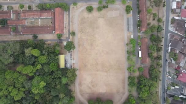 劣化した草の表面を持つサッカー場のトップビュー — ストック動画