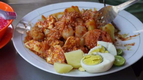 シオメイは インドネシアのストリートフードで 蒸しジャガイモ キャベツ 魚肉ボールを含み ピーナッツソースと混合 — ストック動画