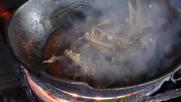 부엌에서 냄비에 맛있는 아시아 웨이크 요리사 맛있는 팬에서 요리를 — 비디오