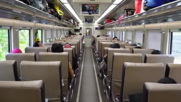 Vue Rapprochée Des Rangées Sièges Intérieur Train Voyageurs Circulant Long — Video