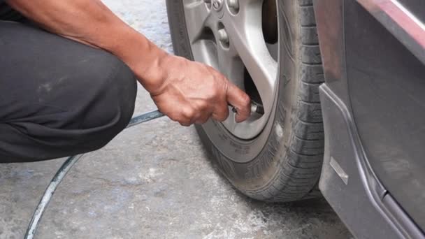 Klaten Indonesia August August 2023 Man Driver Hand Inflating Tire — 图库视频影像