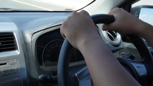 Мужские Руки Рулевом Колесе Управляющей Машины Шоссе — стоковое видео