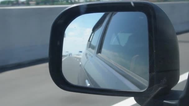 从汽车后视镜 高速行驶在高速公路上 — 图库视频影像