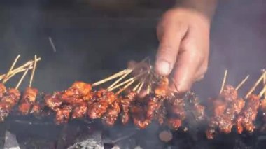 Endonezya 'daki insanlar tarafından kızgın kömür mangalında tavuk satay