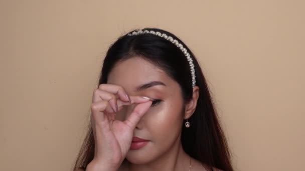 Asiatisk Kvinna Med Vacker Makeup Applicerar Lösögonfransar För Att Avsluta — Stockvideo