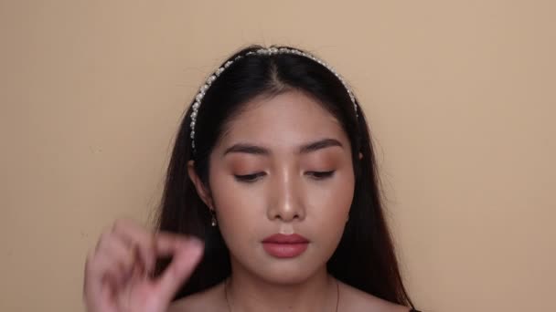 Asiatin Mit Schönem Make Trägt Falsche Wimpern Auf Ihr Make — Stockvideo
