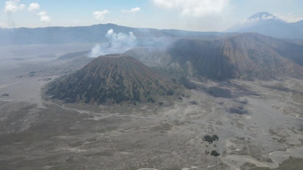 깊이에 분화구와 화산의 주위에 화산에 연기의 마운트 브로모 인도네시아 — 비디오