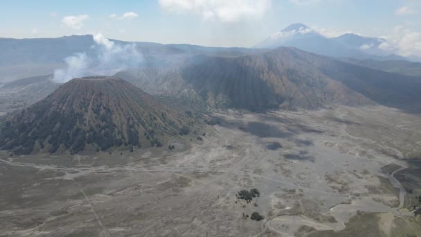 深いクレーターで活動する火山の空中観察 ブラウンは周りに汚れています インドネシア ブロモ山の火山における煙の雲 — ストック動画