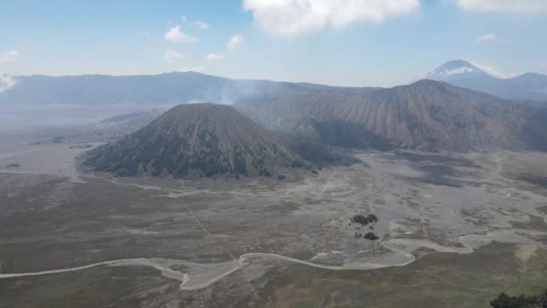 깊이에 분화구와 화산의 주위에 화산에 연기의 마운트 브로모 인도네시아 — 비디오