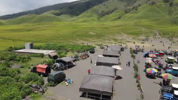 Luchtfoto Van Mount Bromo Savanna Gebied Vol Toeristen Die Groen — Stockvideo