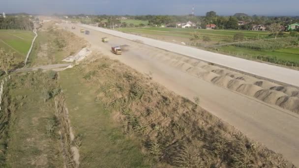 Вид Воздуха Строительство Автомагистрали Грузовик Проезжает Мимо Стройки — стоковое видео