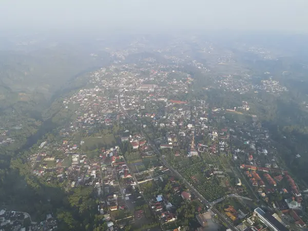 Uzak bir köyün havadan görünüşü Tawangmangu, Orta Java, Endonezya