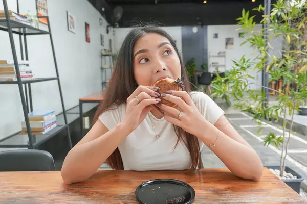 Mooie Aziatische Jonge Vrouw Die Heerlijk Gebak Eet Genaamd Cromboloni — Stockfoto