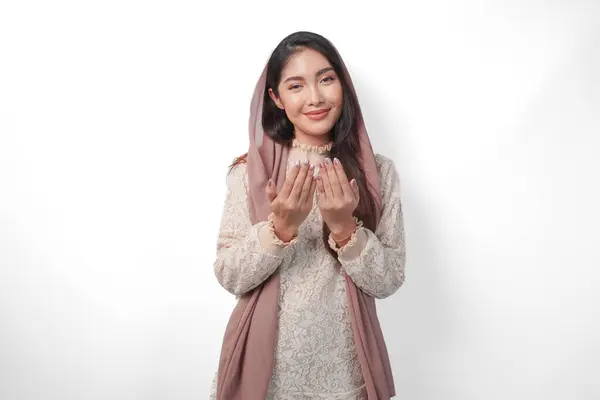 宗教的なアジアのムスリム女性は 孤立した白い背景の上に立って 神にジェスチャーを祈る手でベールの頭蓋骨を身に着けています ラマダンとイードアルフィトルコンセプト — ストック写真