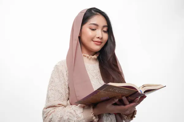 真剣なアジアのムスリム女性は ベールヒジャブを着て祈り アルコーランを読み 孤立した白い背景の上に立っています ラマダンとイード ムバラクのコンセプト — ストック写真