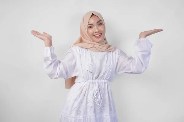 Wanita Asia Yang Bahagia Mengenakan Jilbab Dan Gaun Putih Menunjuk — Stok Foto