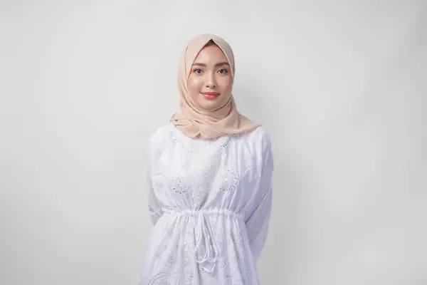 Perempuan Muslim Asia Yang Menarik Dalam Pakaian Putih Dan Hijab — Stok Foto