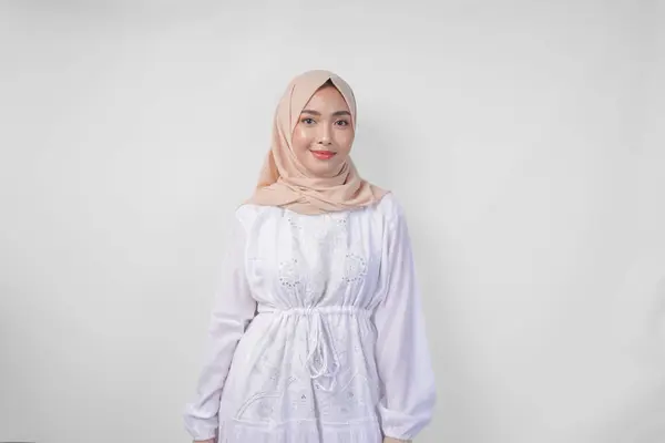 Perempuan Muslim Asia Yang Menarik Dalam Pakaian Putih Dan Hijab — Stok Foto