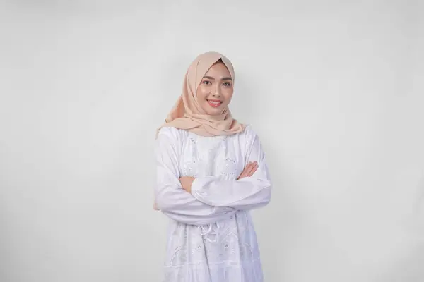 Wanita Muda Muslim Asia Yang Percaya Diri Mengenakan Gaun Putih — Stok Foto