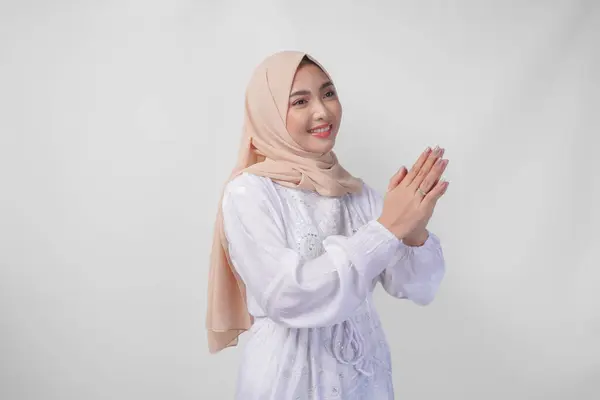 Wanita Muslim Asia Yang Cantik Mengenakan Gaun Putih Dan Jilbab — Stok Foto