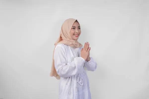 Wanita Muslim Asia Yang Cantik Mengenakan Gaun Putih Dan Jilbab — Stok Foto
