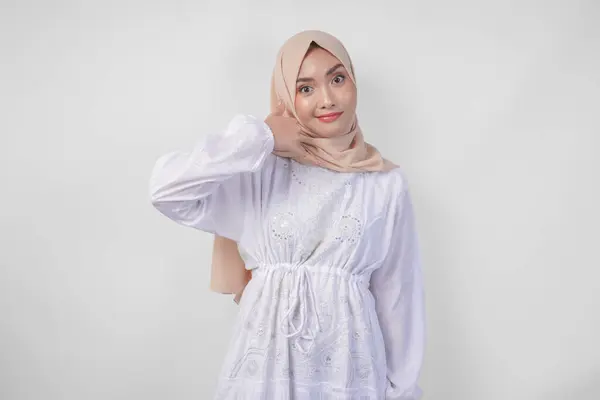 Wanita Muda Muslim Asia Mengenakan Gaun Putih Dan Jilbab Tersenyum — Stok Foto