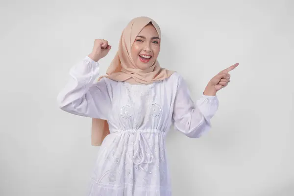 Wanita Muslim Asia Muda Yang Gembira Mengenakan Jilbab Dan Gaun — Stok Foto