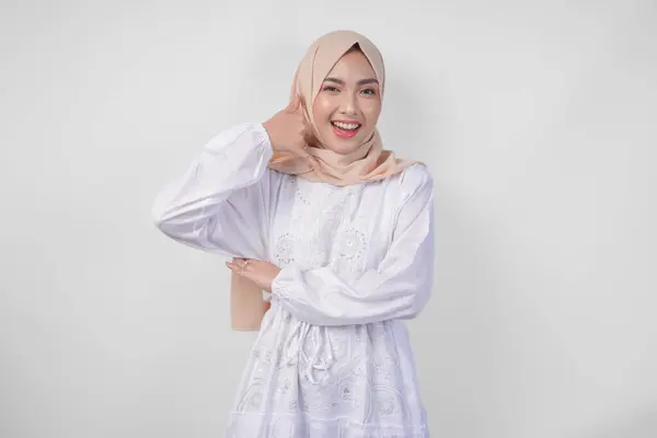Wanita Muda Muslim Asia Mengenakan Gaun Putih Dan Jilbab Tersenyum — Stok Foto