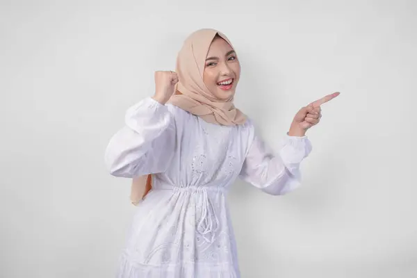 Wanita Muslim Asia Muda Yang Gembira Mengenakan Jilbab Dan Gaun — Stok Foto