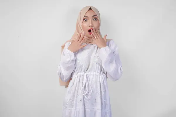 Portrait Young Asian Muslim Woman Wearing White Dress Hijab Surprised — Stok Foto