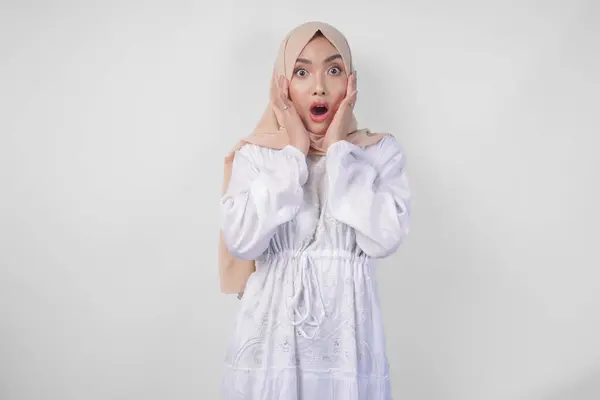 Portrait Young Asian Muslim Woman Wearing White Dress Hijab Surprised — Stok Foto