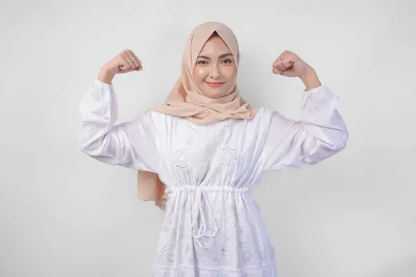 Wanita Muslim Asia Yang Bersemangat Mengenakan Gaun Putih Dan Hijab — Stok Foto