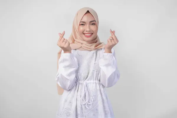 Wanita Muslim Asia Muda Berbusana Putih Dan Mengenakan Jilbab Membentuk — Stok Foto