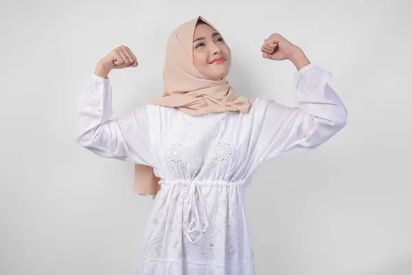 Wanita Muslim Asia Yang Bersemangat Mengenakan Gaun Putih Dan Hijab — Stok Foto