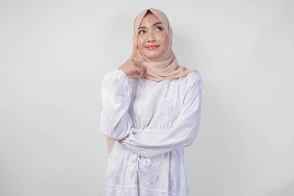Wanita Muslim Asia Muda Yang Bijaksana Mengenakan Pakaian Putih Dan — Stok Foto