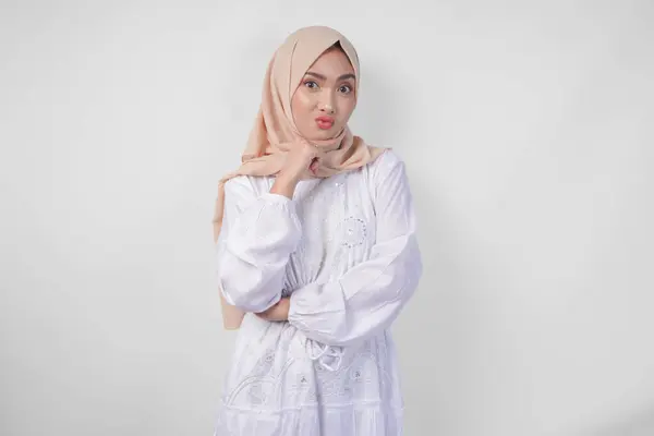 Wanita Muslim Asia Muda Yang Bijaksana Mengenakan Gaun Putih Dan — Stok Foto