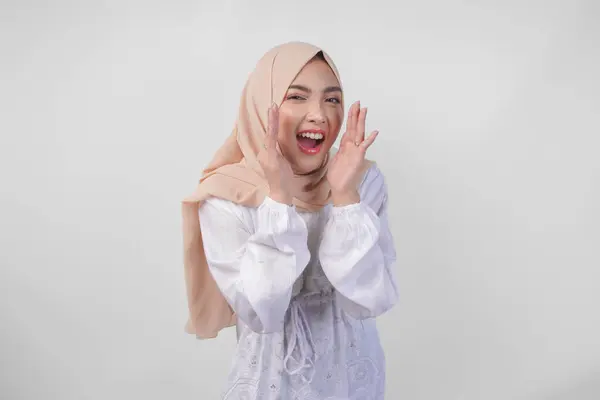 Wanita Muda Muslim Asia Yang Cantik Berpakaian Putih Dan Mengenakan — Stok Foto