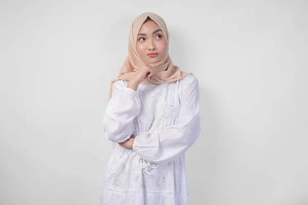 Wanita Muslim Asia Muda Yang Bijaksana Mengenakan Gaun Putih Dan — Stok Foto