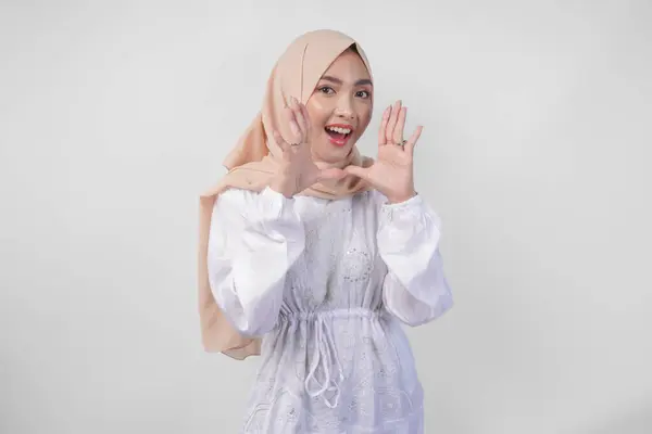 Wanita Muda Muslim Asia Yang Cantik Berpakaian Putih Dan Mengenakan — Stok Foto