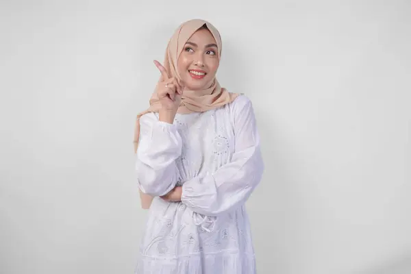 Wanita Asia Yang Bersemangat Mengenakan Jilbab Dan Gaun Putih Yang — Stok Foto